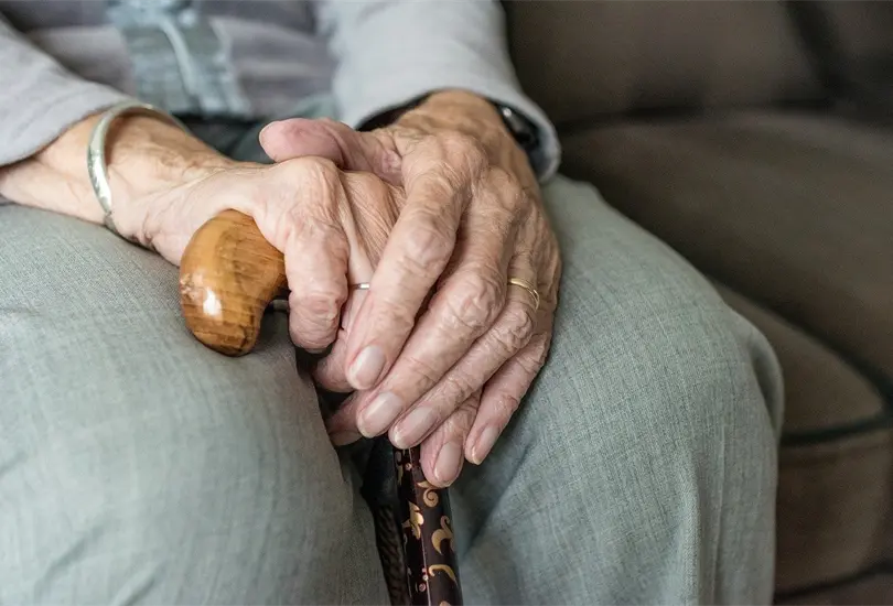 Abuelita dorm&iacute;a con su esposo que hab&iacute;a fallecido hace tres d&iacute;as 