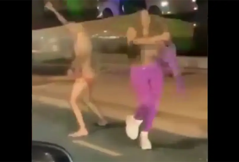 Detienen a pareja de turistas que bailó desnuda en malecón de Mazatlán Detienen a pareja de turistas que bailó desnuda en malecón de Mazatlán