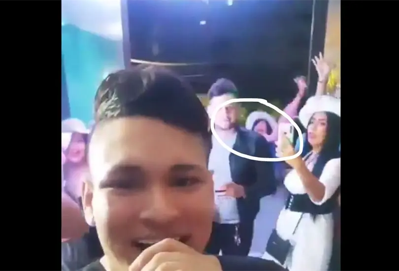 Mujer pierde el equilibrio durante una fiesta y cae desde un segundo piso