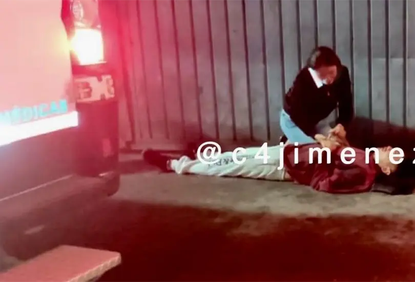 Madre llora ante el cuerpo sin vida de su hijo; habría intentado robar en una fábrica Madre llora ante el cuerpo sin vida de su hijo; habría intentado robar en una fábrica