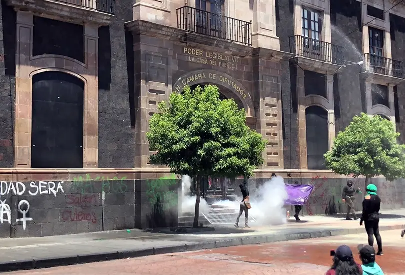 Arrojan agua en Toluca para disolver manifestaci&oacute;n de mujeres