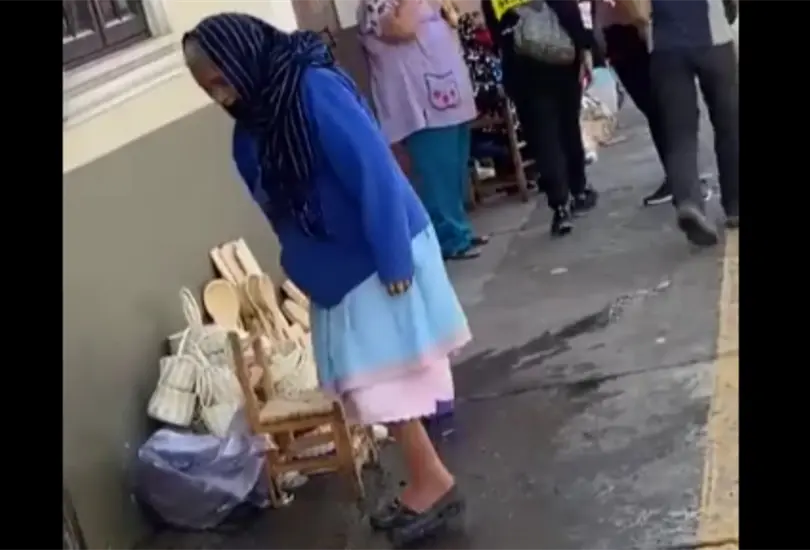 Arrojan agua a una abuelita que vende artesan&iacute;as en Michoac&aacute;n