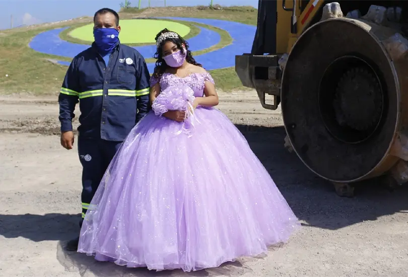 Conmueve en redes quincea&ntilde;era que se tom&oacute; fotograf&iacute;as en el basurero donde trabaja su pap&aacute;