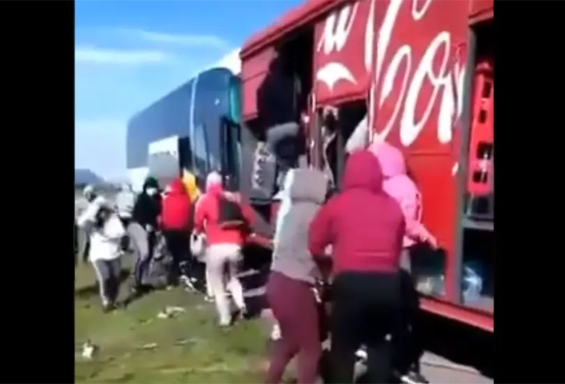 Exhiben a supuestas normalistas de Amilcingo por saquear cami&oacute;n de refrescos