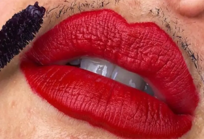 Es un acto de amor propio: Influencer se deja crecer el bigote y lo presume en redes