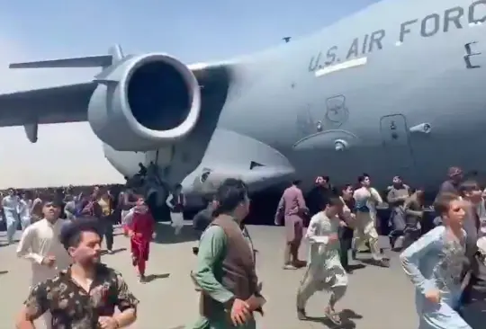 Afganos se aferran al exterior de avión militar de EU para intentar salir de Kabul