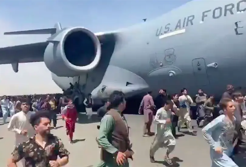 Afganos se aferran al exterior de avi&oacute;n militar de EU para intentar salir de Kabul