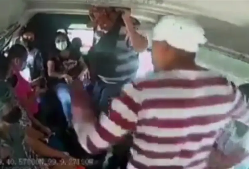 &iquest;Van apoyar chido o no?: vendedores amedrentan a pasajeros de combi