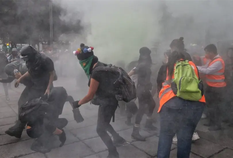 Feministas y polic&iacute;as se enfrentan en protesta contra la violencia de g&eacute;nero