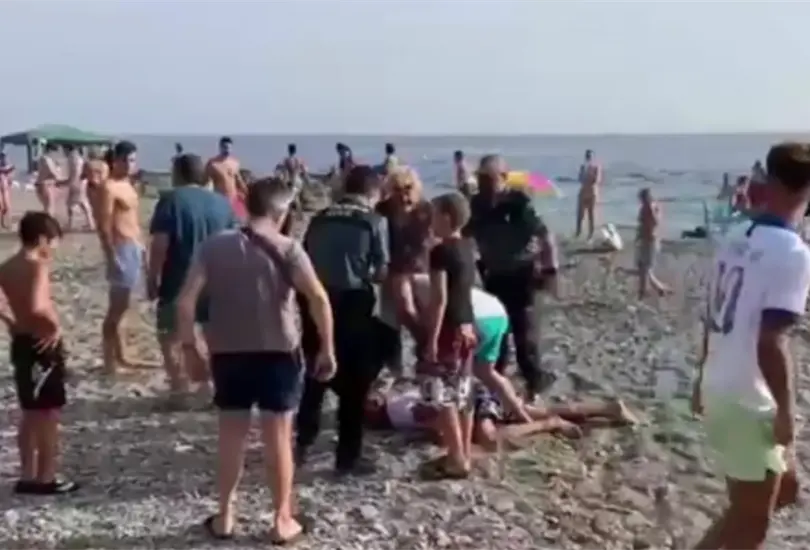 Turistas capturan a un par de presuntos narcos mientras estaban en la playa 