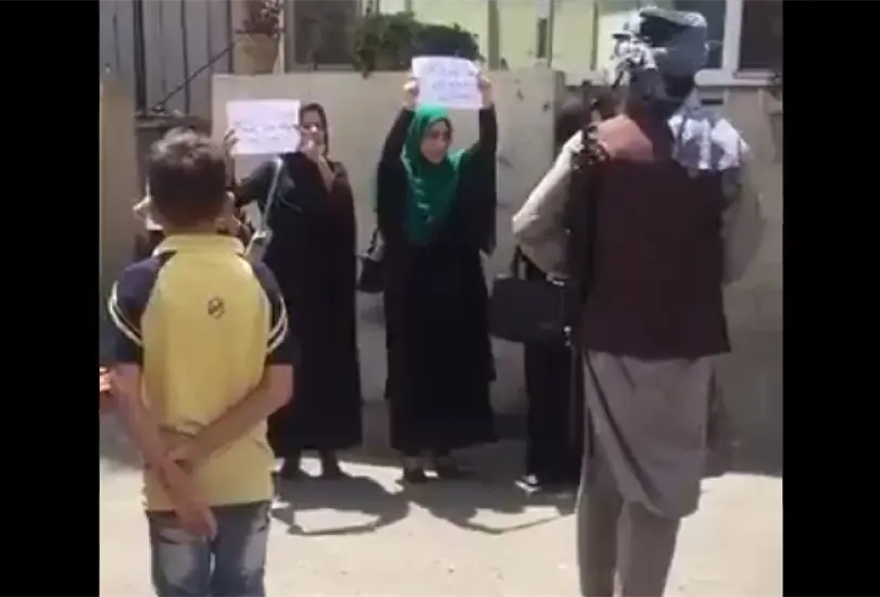 Mujeres afganas protestan tras llegada de talibanes a Kabul 