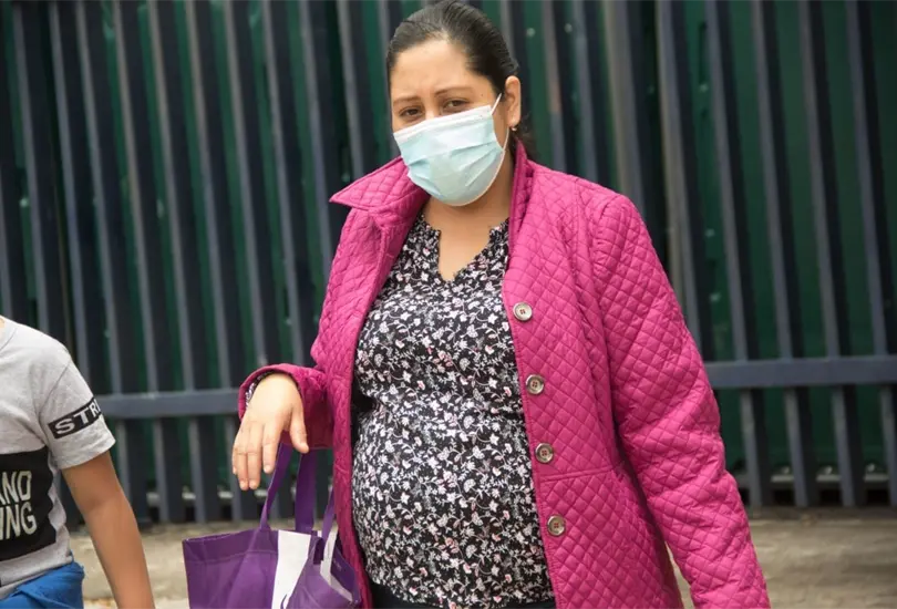 Aumentan casos de COVID-19 en embarazadas; as&iacute; puedes protegerte