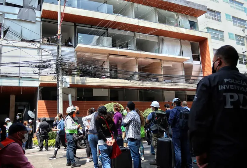 Afectados por explosi&oacute;n en edificio de la CDMX denuncian robos