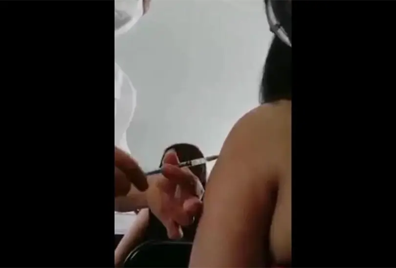 Video: Enfermera inyecta aire a joven que fue a vacunarse en Michoac&aacute;n