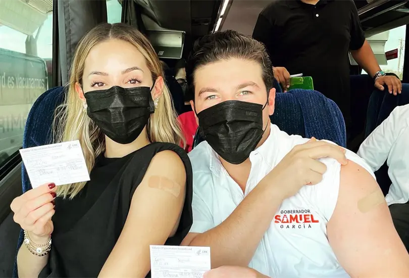 Samuel Garc&iacute;a realiza caravana a frontera con EU para vacunarse contra COVID-19