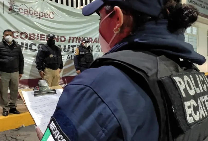 Grupo de hombres armados asalta tienda en Plaza Aragón Grupo de hombres armados asalta tienda en Plaza Aragón