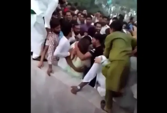 Más de 400 hombres desnudaron y agredieron a tiktoker en Pakistán Más de 400 hombres desnudaron y agredieron a tiktoker en Pakistán