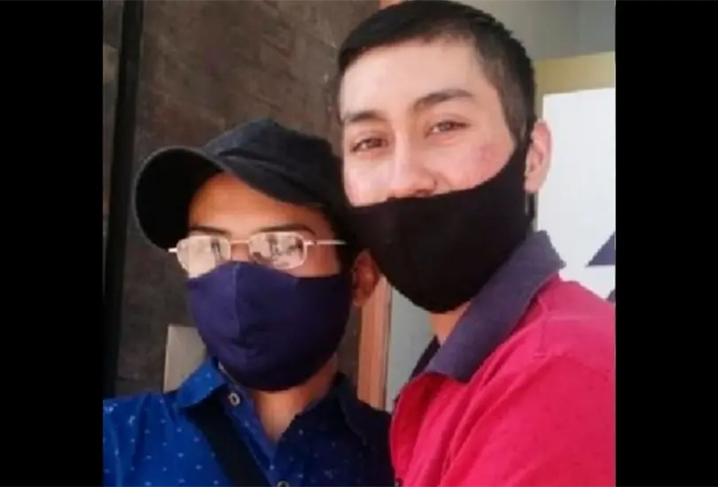 Polic&iacute;as de Torre&oacute;n amenazan con detener a pareja gay por besarse