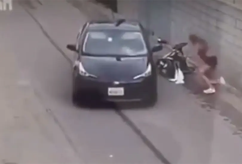 Mujer salva a su bebé cuando un auto los arrolla Mujer salva a su bebé cuando un auto los arrolla