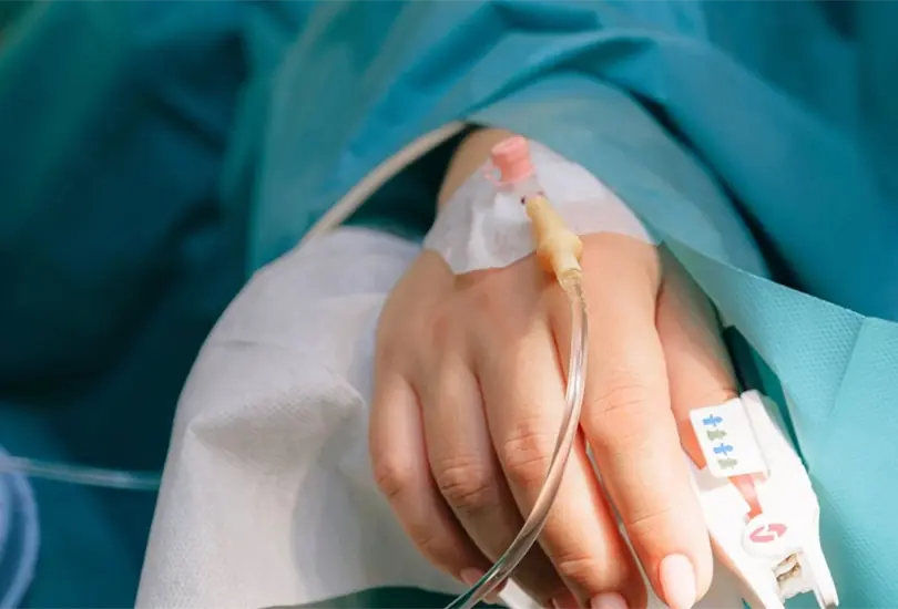 Antes de morir por COVID-19, madre antivacunas suplica que vacunen a sus hijos