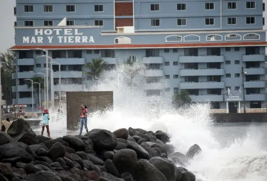 Grace se intensifica a huracán categoría 3; alerta roja en Veracruz