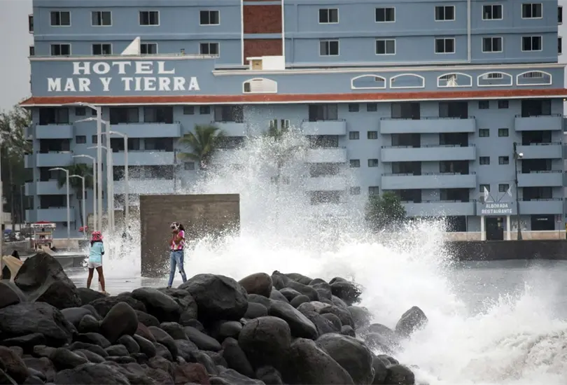 Grace se intensifica a hurac&aacute;n categor&iacute;a 3; alerta roja en Veracruz