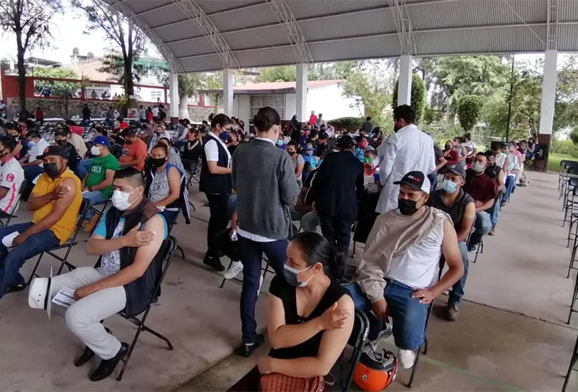 Enfermera extrae vacunas contra COVID-19 para aplic&aacute;rselas a su familia en Michoac&aacute;n