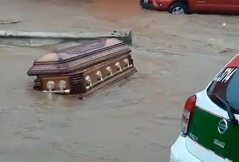 Ataúdes flotan por las calles de Veracruz Ataúdes flotan por las calles de Veracruz