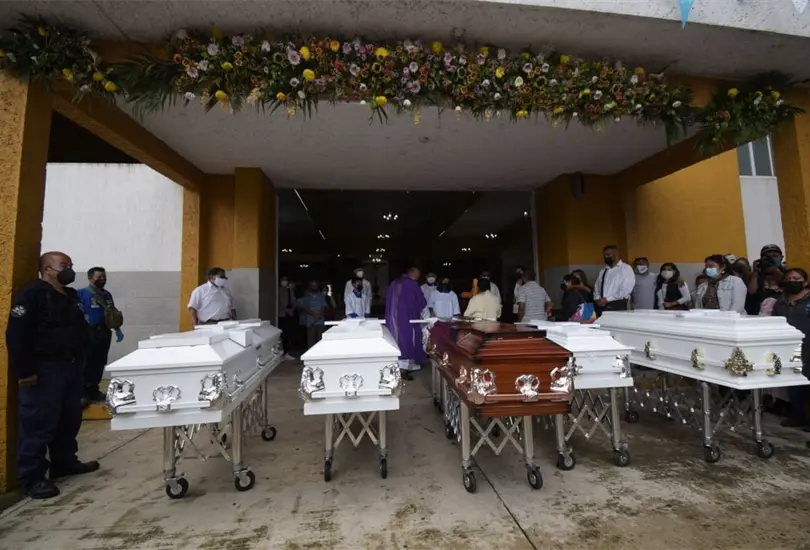 Despiden a familia que falleció por el huracán Grace, incluyendo una recién nacida Despiden a familia que falleció por el huracán Grace, incluyendo una recién nacida