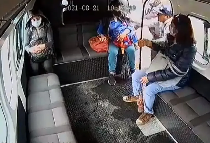 Chofer de combi salva a pasajeros de un asalto, pero recibe un balazo Chofer de combi salva a pasajeros de un asalto, pero recibe un balazo