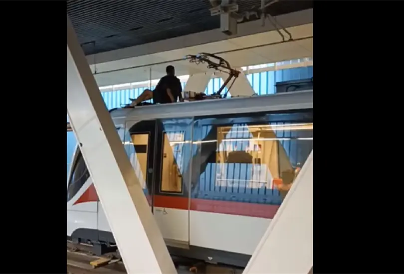 Captan a hombre en techo del Tren Ligero; se salv&oacute; de morir electrocutado