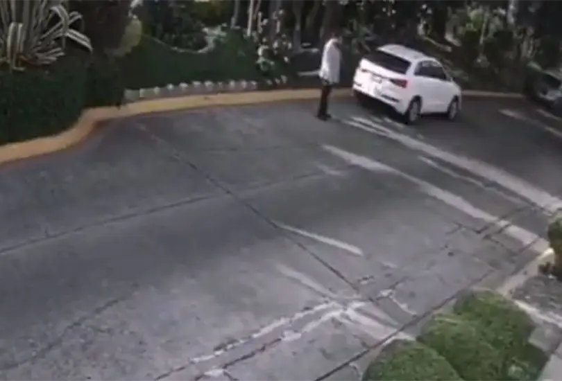 Ciudadano observa c&oacute;mo dos ladrones se llevan su camioneta tras asaltarlo 
