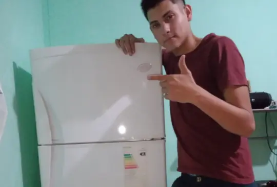 Joven presume que pudo comprar su primer refri gracias a sus tres trabajos