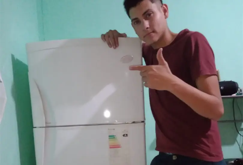 Joven presume que pudo comprar su primer refri gracias a sus tres trabajos