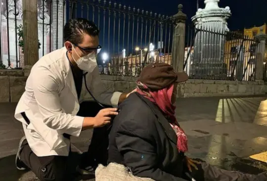 Arturo Córdoba, el médico que en la pandemia salió a brindar atención a personas sin hogar