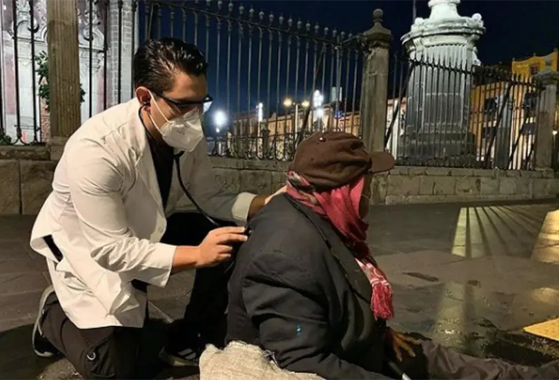 Arturo C&oacute;rdoba, el m&eacute;dico que en la pandemia sali&oacute; a brindar atenci&oacute;n a personas sin hogar