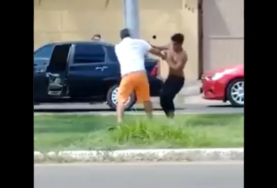 Limpiaparabrisas golpea a conductor porque no lo dejó limpiar su auto