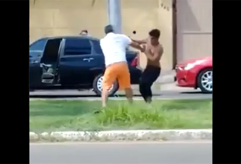 Limpiaparabrisas golpea a conductor porque no lo dej&oacute; limpiar su auto