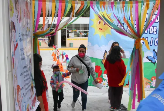 Tras 17 meses, alumnos regresan a clases presenciales en México 