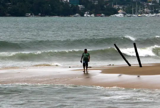 El huracán Nora provocará oleaje de 4 a 6 metros y trombas marinas