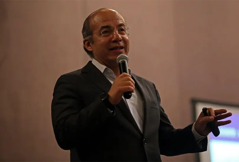 Calder&oacute;n acude a boda en Oaxaca y usuarios lo critican