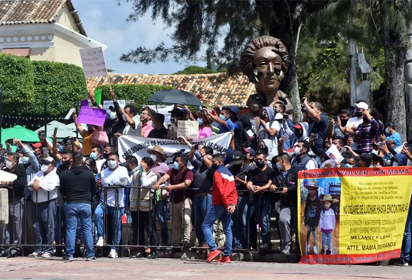 Vallas impiden a maestros llegar a acto de AMLO en Chiapas Vallas impiden a maestros llegar a acto de AMLO en Chiapas