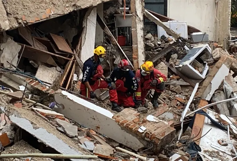 Un ni&ntilde;o fallece tras el derrumbe de un hotel por el paso del hurac&aacute;n Nora 