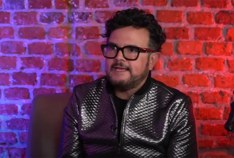 Ni por hambre har&iacute;a reggaet&oacute;n, prefiero vender cacahuates, dice Aleks Syntek