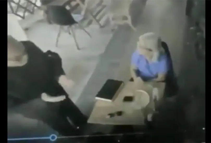 Sacerdote olvida el no robarás y hurta celular a turista en Playa del Carmen Sacerdote olvida el no robarás y hurta celular a turista en Playa del Carmen