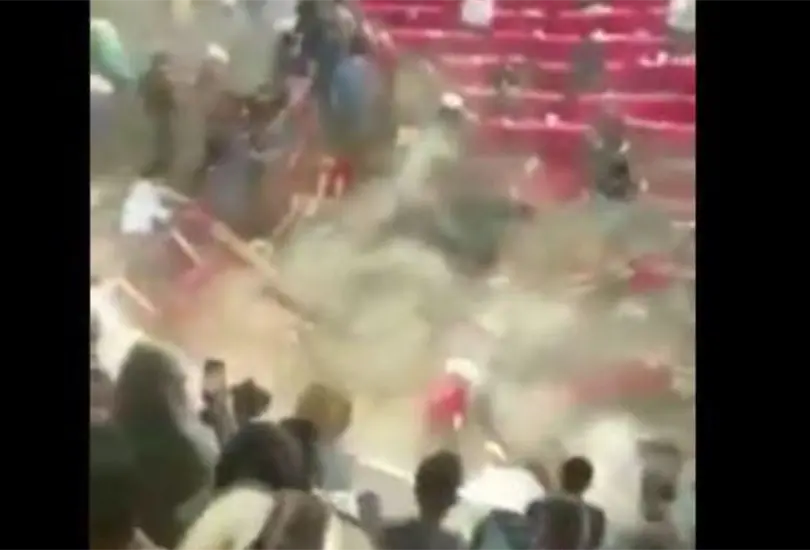 Video: Toro brinca el ruedo y deja 10 heridos en jaripeo de Michoacán Video: Toro brinca el ruedo y deja 10 heridos en jaripeo de Michoacán