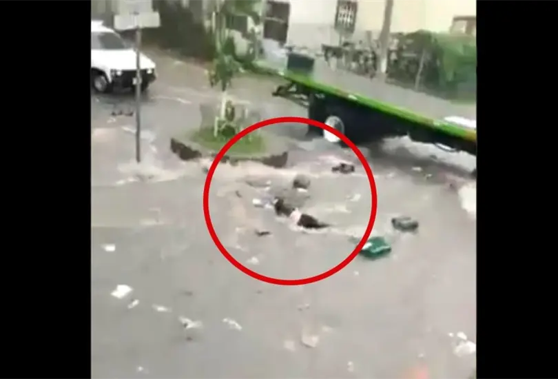 Joven es arrastrada por la corriente y arrollada por un cami&oacute;n tras fuertes lluvias