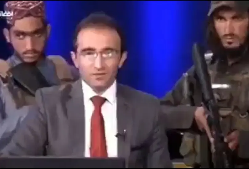 No deben temer al régimen talibán: dice presentador con hombres armados atrás de él No deben temer al régimen talibán: dice presentador con hombres armados atrás de él