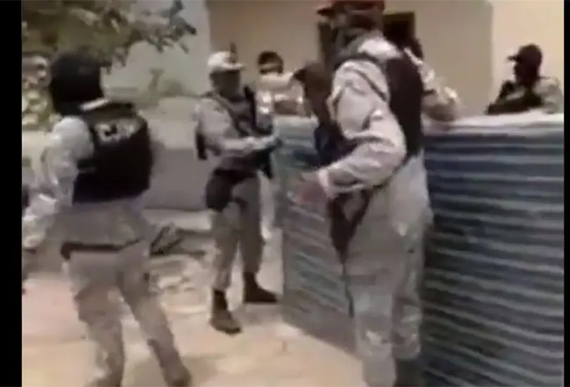 CJNG entrega cobijas y colchones a damnificados por lluvias en Jalisco