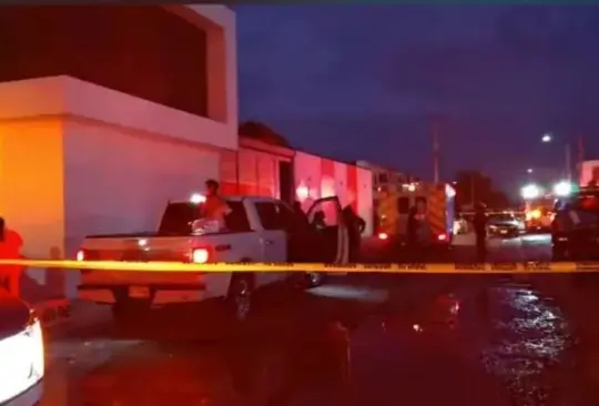Cae cable de luz en alberca donde jugaban niños en una fiesta